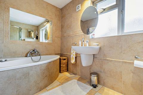 34 Barnhill, Pinner, HA5 2SX