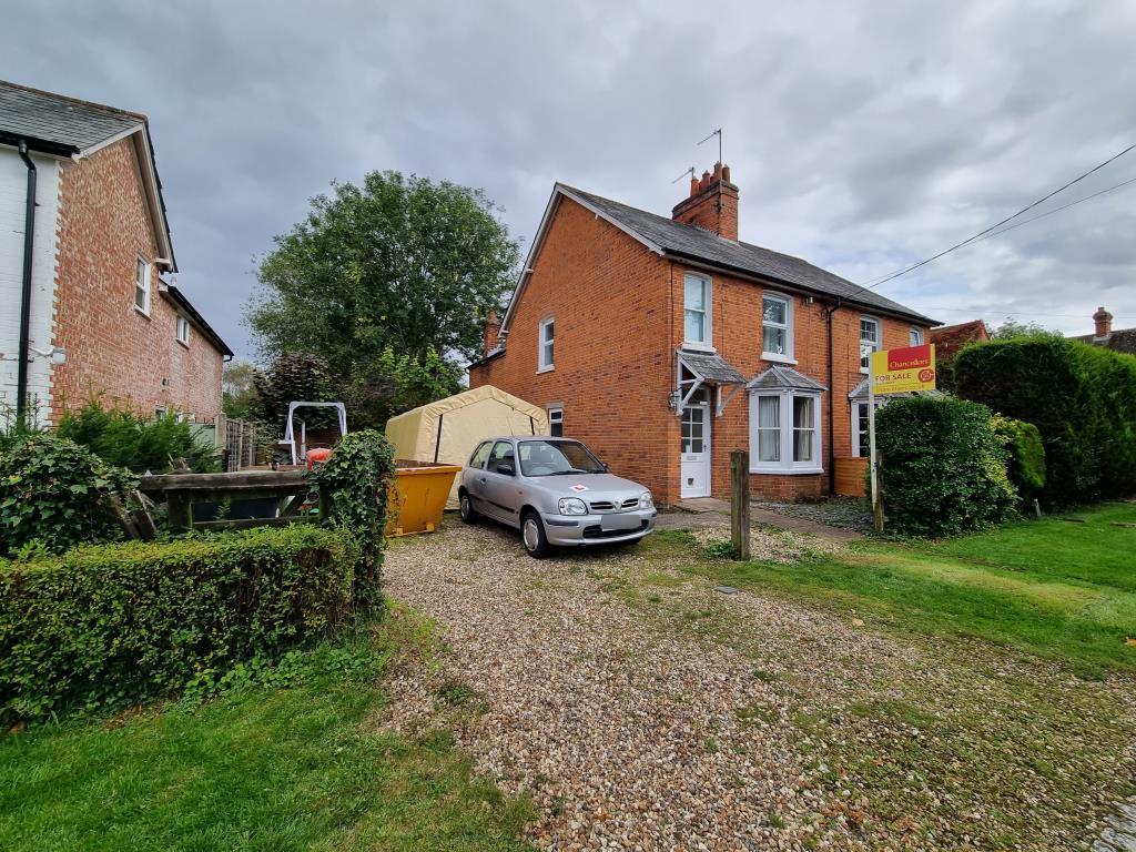 Highclere, Hampshire, RG20 3 bed semidetached house for sale £450,000