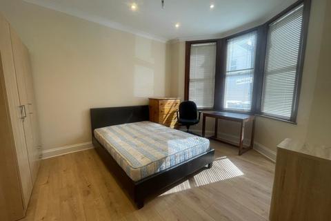 4 bedroom terraced house to rent, Balmoral Road, Willesden