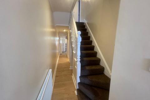 4 bedroom terraced house to rent, Balmoral Road, Willesden