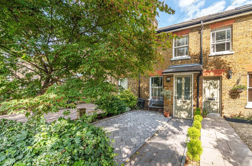 Blackmores Grove, Teddington, TW11 3 bed terraced house for sale £899,950