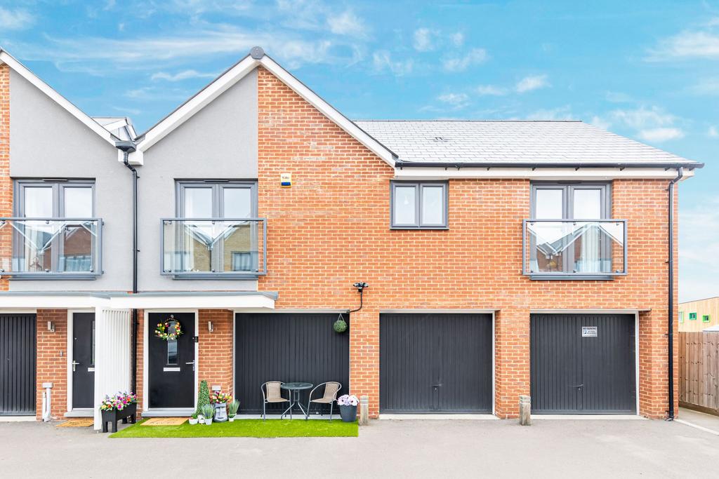 Northfleet, Gravesend DA11 2 bed semidetached house for sale £325,000