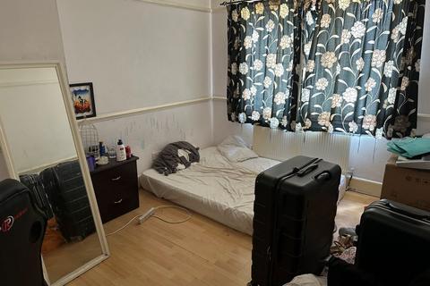 4 bedroom end of terrace house for sale - 35 Hainault Road, Chadwell Heath, Romford, Essex, RM6 6BJ