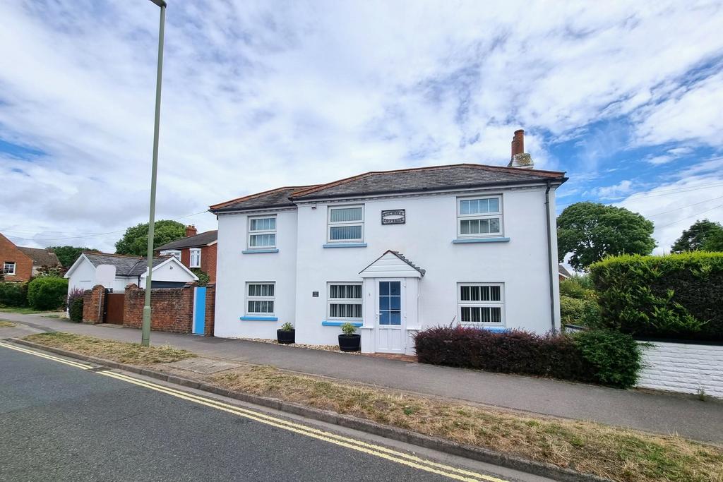 GOSPORT ROAD, STUBBINGTON. AUCTION GUIDE PRICE £350,000 3 bed detached