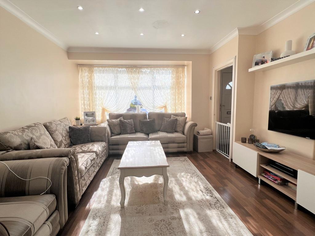 Mapleton Crescent, Enfield EN3 3 bed terraced house £2,200 pcm (£508 pw)