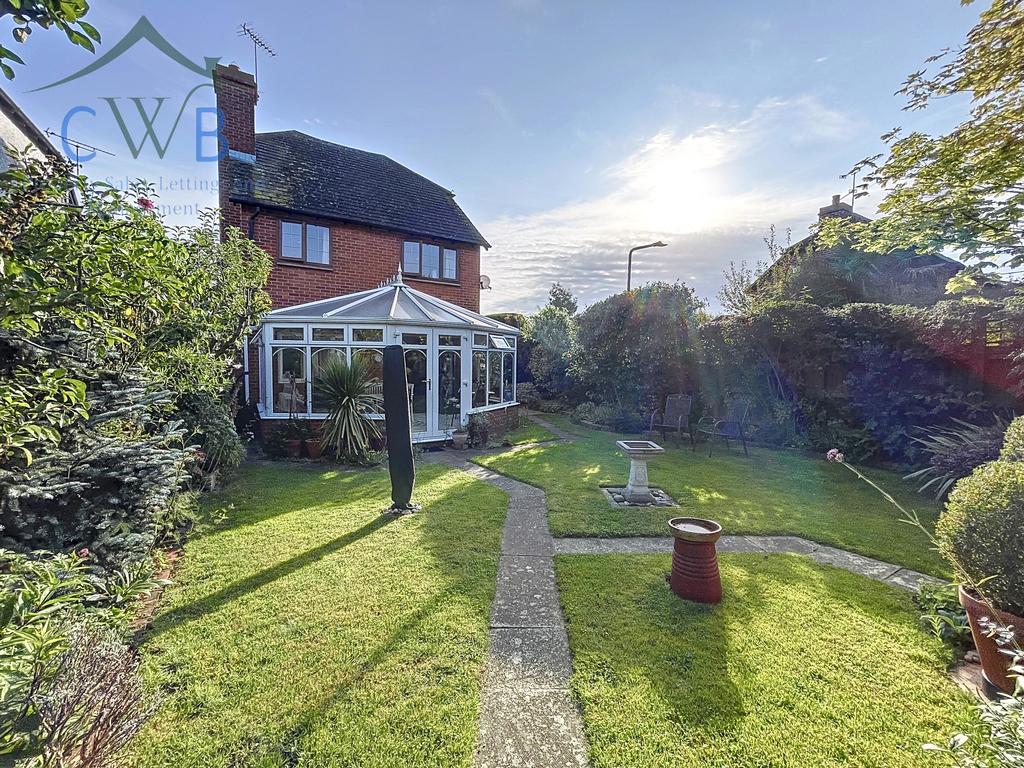 Low Meadow, Halling, ME2 3 bed detached house for sale £450,000