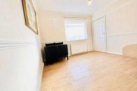 2 bedroom flat for sale - Westmere Drive, Mill Hill, Edgeware , London, NW7 3HG