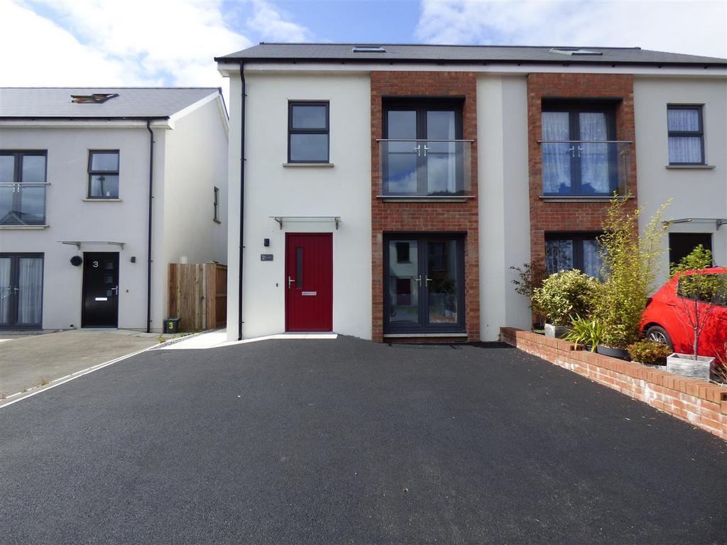 Hayston View, Johnston, Haverfordwest 3 bed semidetached house £900