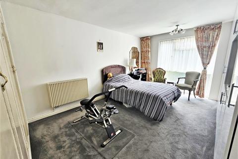 2 bedroom apartment for sale, Windermere Hall, Stonegrove, Edgware HA8 7SZ