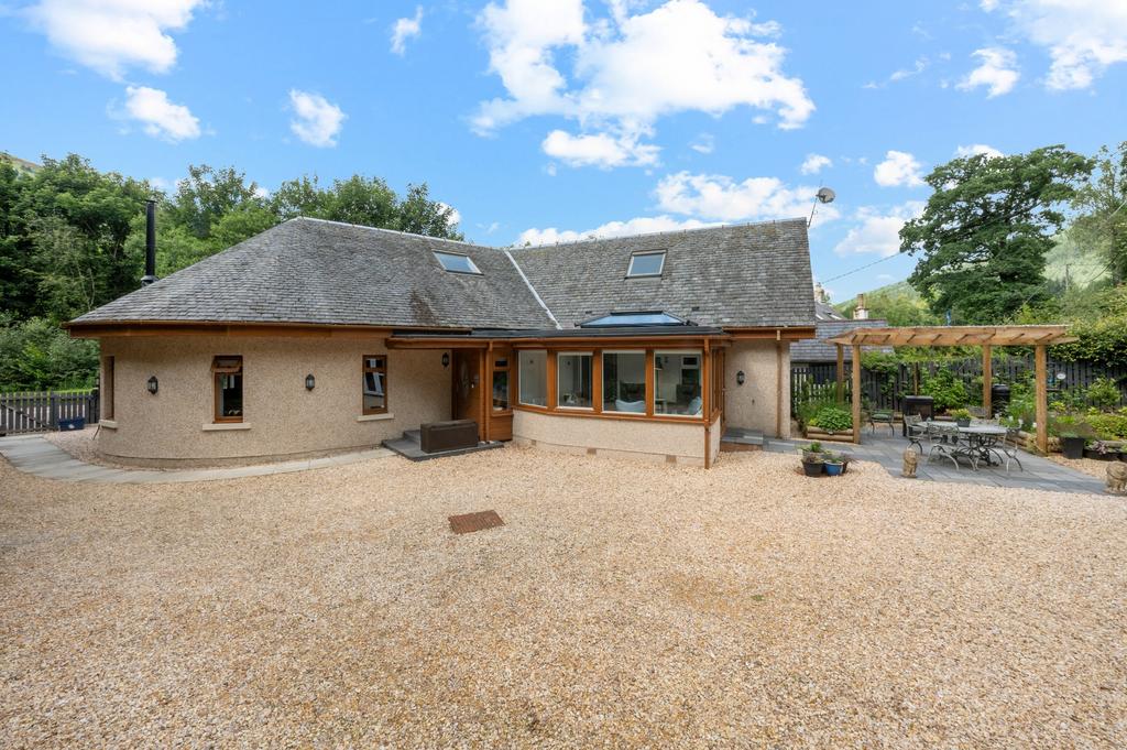 Strathyre, Callander, Perthshire, FK18 8NA 4 bed detached house for