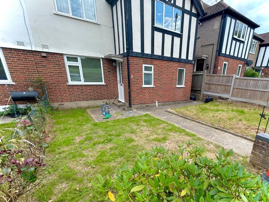 Netley Close, Cheam 2 bed £1,650 pcm (£381 pw)