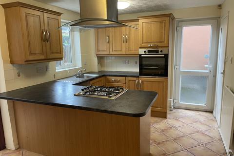 3 bedroom semi-detached house to rent, Newquay Close, Hinckley