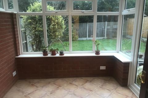 3 bedroom semi-detached house to rent, Newquay Close, Hinckley