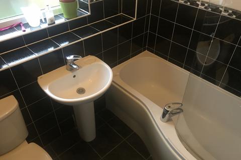 3 bedroom semi-detached house to rent, Newquay Close, Hinckley