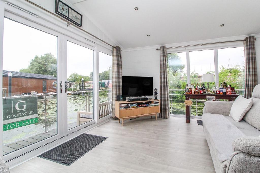Aquavista Floating Home, Waterside, Priory Marina, Bedford 2 bed
