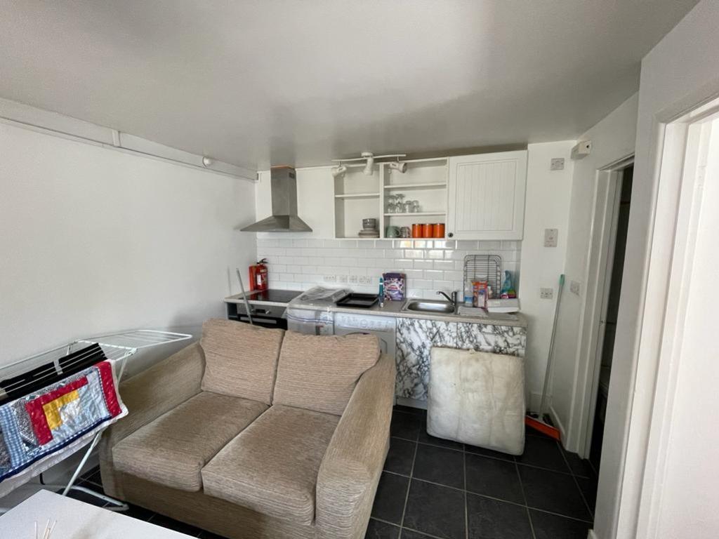 Flat 8 Riverside Court, Quay Street, Lostwithiel 1 bed flat £600 pcm