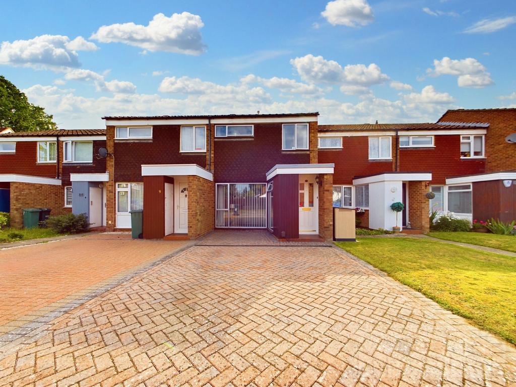 Horley, Horley RH6 2 bed terraced house for sale £325,000