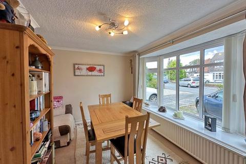 4 Lindale Drive, Wombourne, Wolverhampton, WV5 8DZ