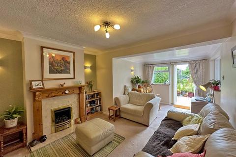 4 Lindale Drive, Wombourne, Wolverhampton, WV5 8DZ