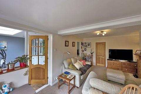 4 Lindale Drive, Wombourne, Wolverhampton, WV5 8DZ