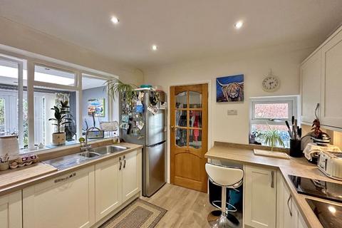 4 Lindale Drive, Wombourne, Wolverhampton, WV5 8DZ