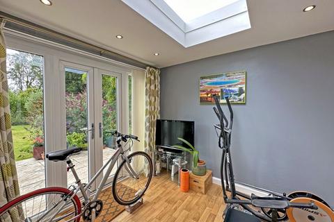 4 Lindale Drive, Wombourne, Wolverhampton, WV5 8DZ