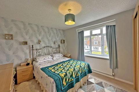 4 Lindale Drive, Wombourne, Wolverhampton, WV5 8DZ