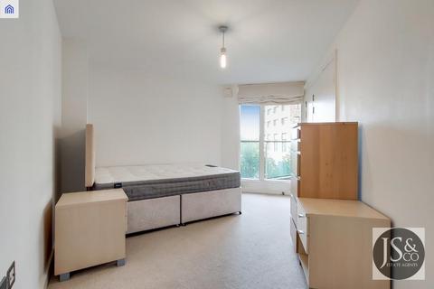 2 bedroom flat for sale, Heligan House, Water Gardens Square, London, SE16 6RJ