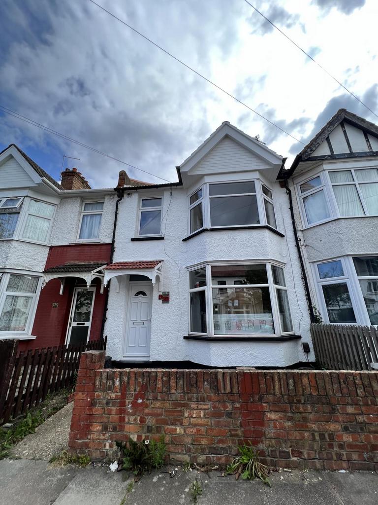 3/4 Bed Terraced House with 2 Bath to let in Harr
