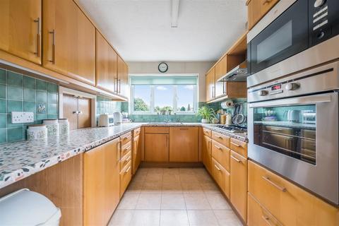 3 Geralds Grove, Banstead, SM7 1NE