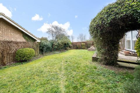 3 Geralds Grove, Banstead, SM7 1NE