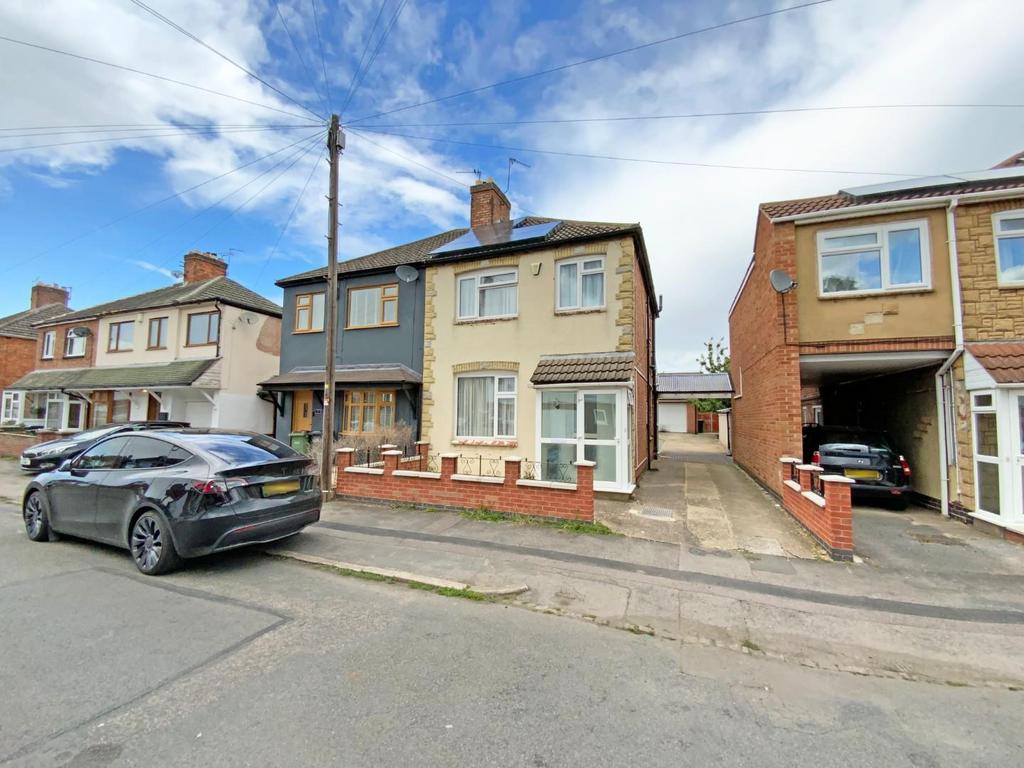 Waterloo Crescent, Wigston, Leicestershire 3 bed semidetached house