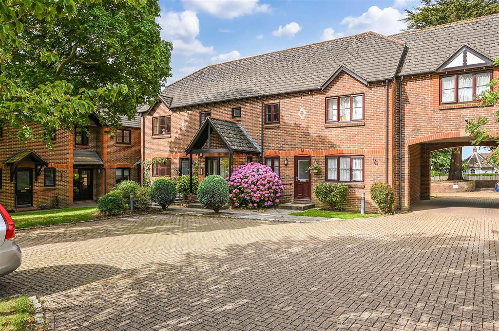 Woodlands Lane, Chichester 2 bed apartment £235,000