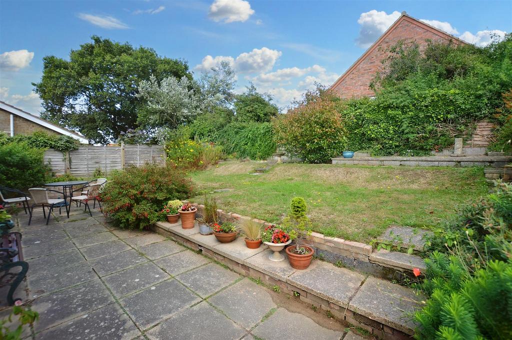 Abbey Park, Beeston Regis 2 bed detached bungalow for sale £290,000