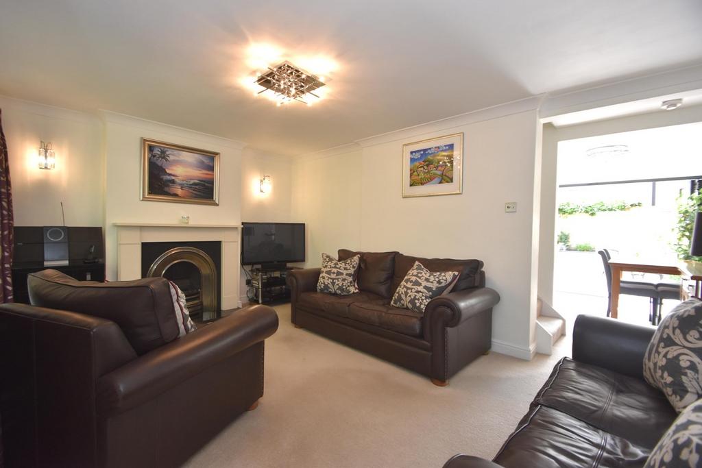 Holme Chase, Weybridge, KT13 2 bed terraced house £525,000
