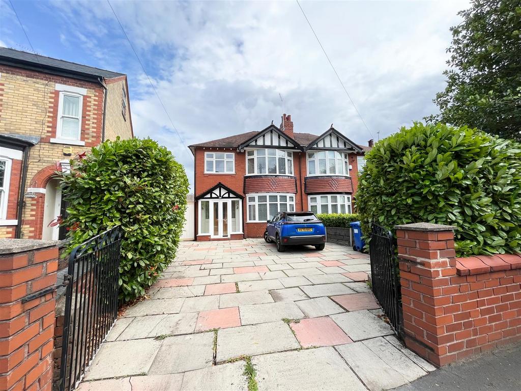 Bramhall Lane, Stockport 3 bed house £2,300 pcm (£531 pw)