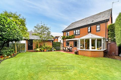 5 bedroom detached house for sale - Campania Close, Middleton, Milton Keynes, MK10