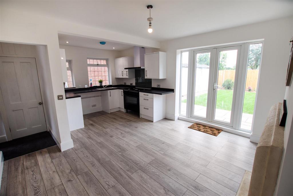 Weston Lane, Southampton 3 bed detached house £1,600 pcm (£369 pw)