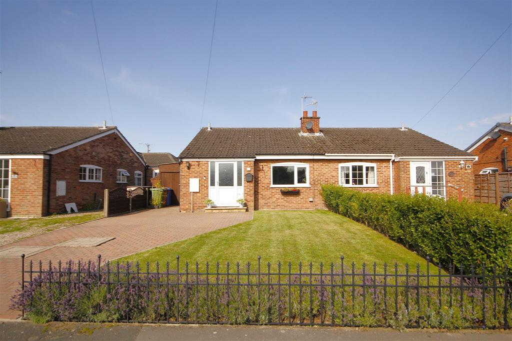 Moorfield Way, Wilberfoss, York, YO41 5PN 2 bed semidetached bungalow