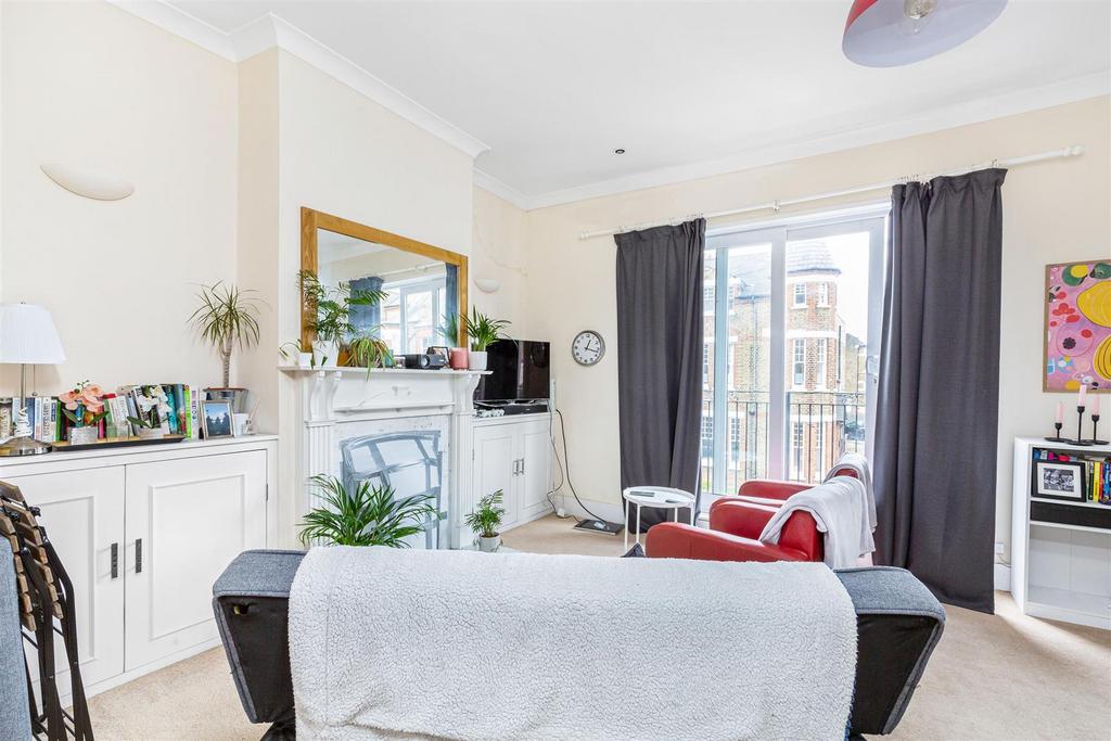 Oakhill Road, Putney SW15 3 bed detached house £3,000 pcm (£692 pw)