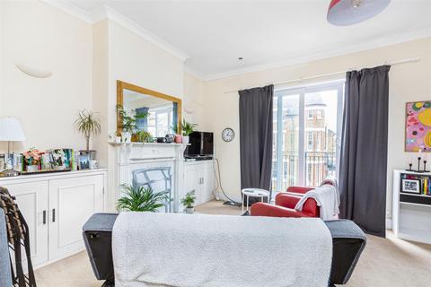 3 bedroom flat to rent, Oakhill Road, Putney SW15