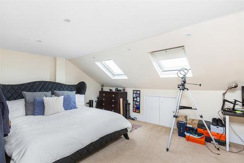 3 bedroom flat to rent, Oakhill Road, Putney SW15