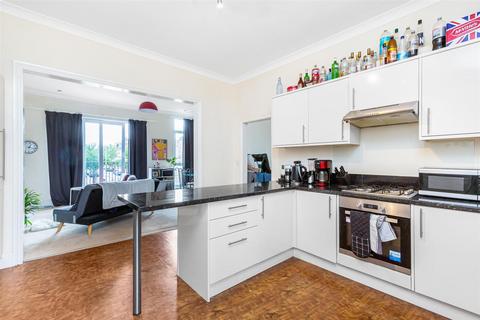 3 bedroom flat to rent, Oakhill Road, Putney SW15