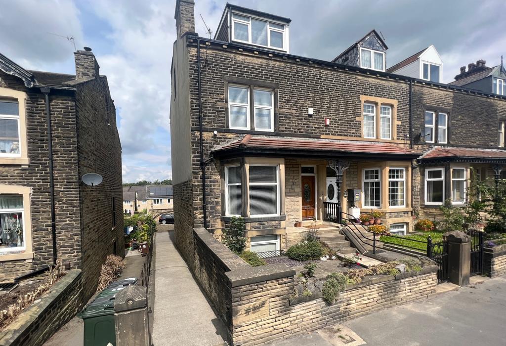 Leeds Road, Thackley, Bradford, West Yorkshire 4 bed end of terrace