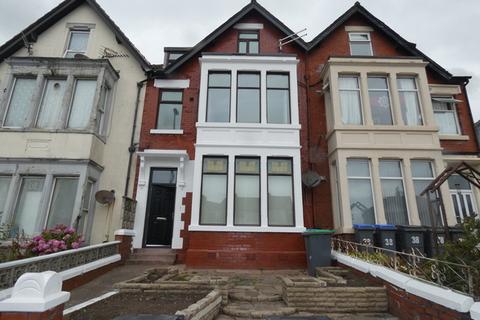 1 bedroom property to rent, Warbreck Hill Road Flat 2