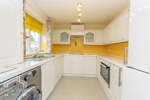 2 bedroom flat for sale, 2 Tudor Court, 443 Clifton Drive North