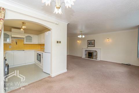 2 bedroom flat for sale, 2 Tudor Court, 443 Clifton Drive North
