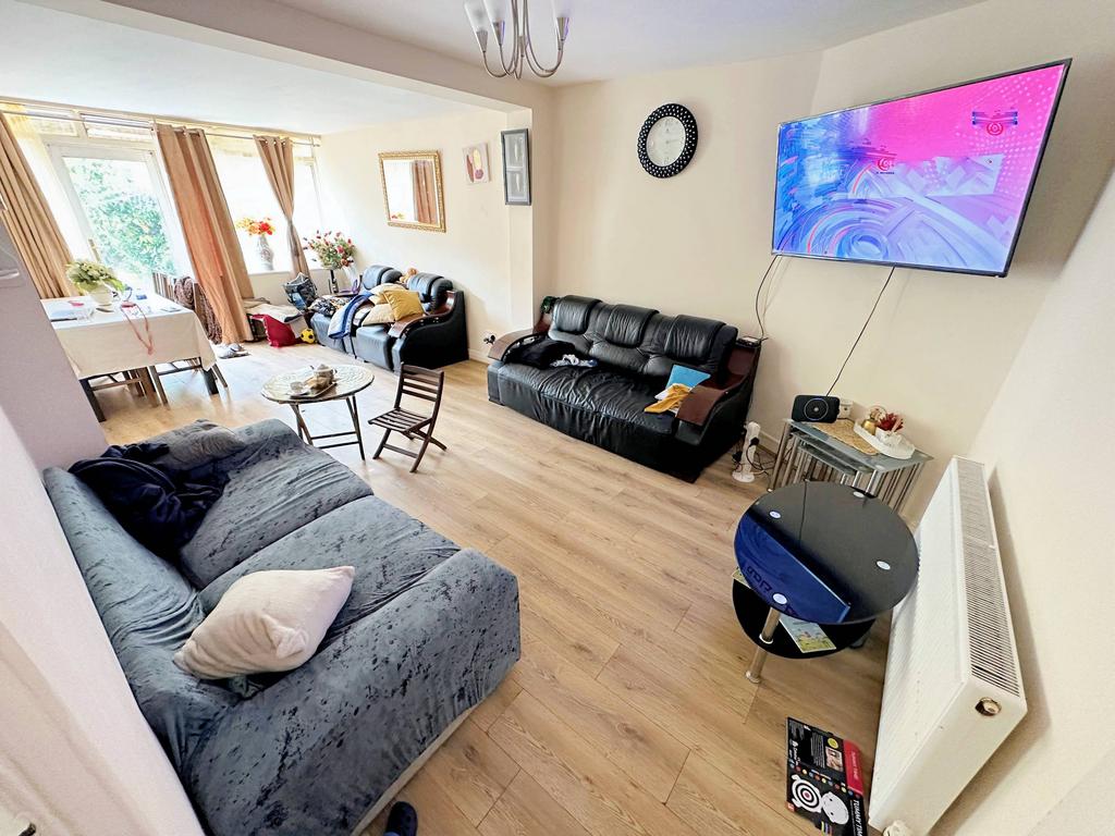 Moat Farm Road, Northolt UB5 3 bed semidetached bungalow for sale £