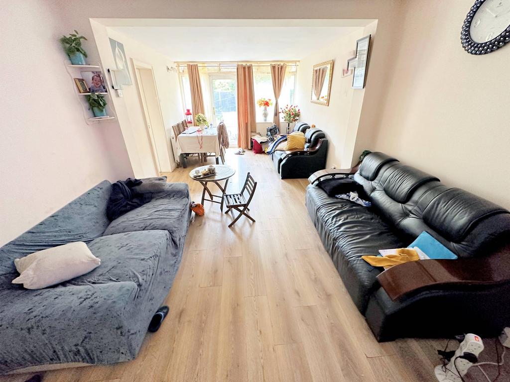 Moat Farm Road, Northolt UB5 3 bed semidetached bungalow for sale £