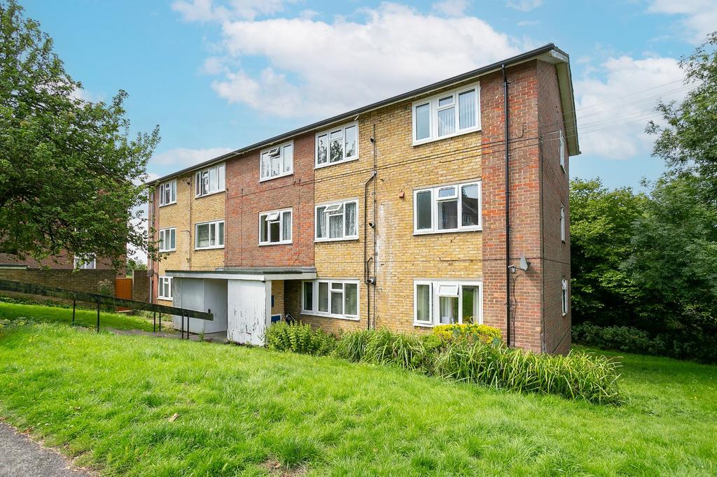 Turners Hill, Hemel Hempstead... 2 bed apartment £230,000